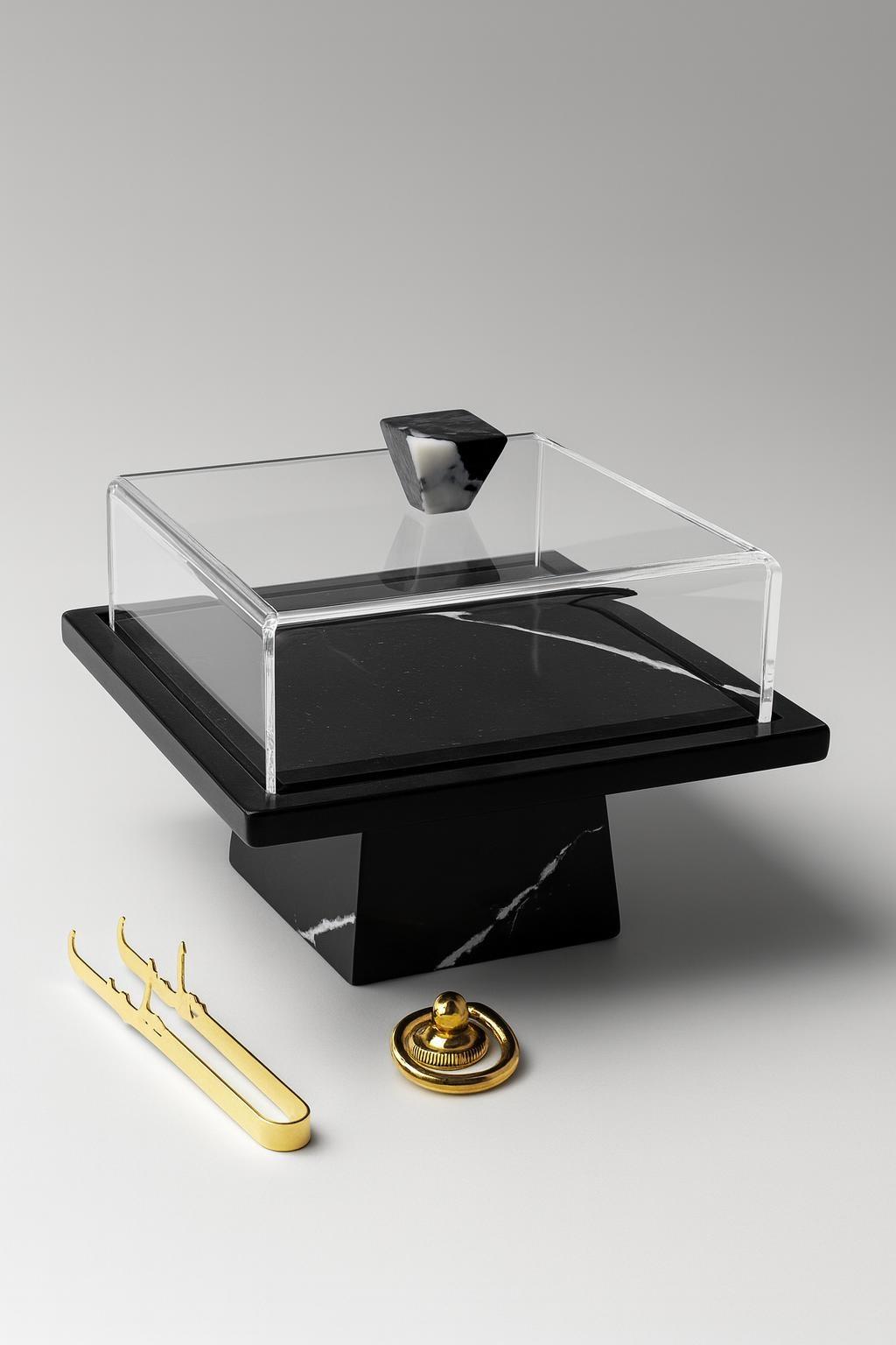 Présentoir carré en marbre noir et plexi