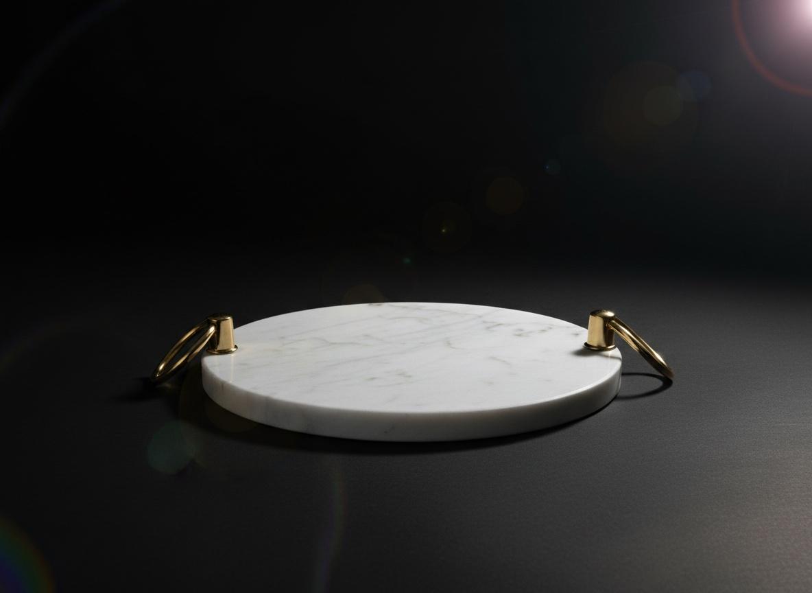 Plateau forme rond en marbre blanc avec des poignées dorés 3