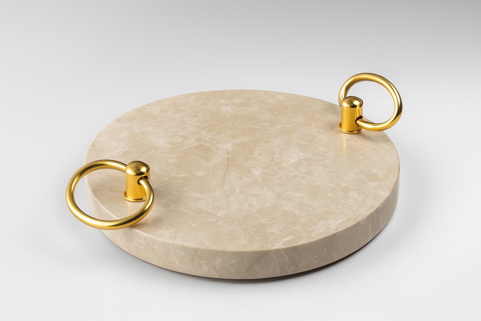 Plateau rond en marbre beige avec poignées boucles dorées