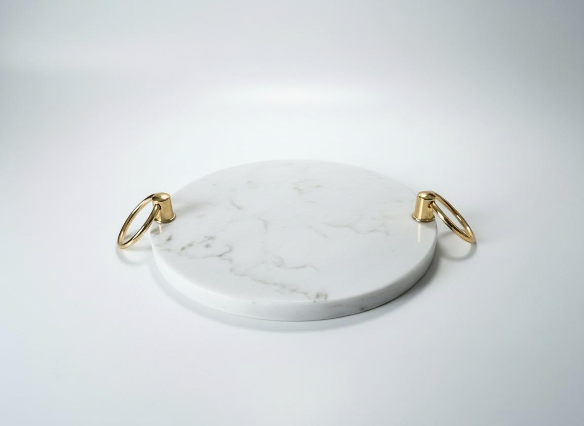 Plateau forme rond en marbre blanc avec des poignées dorés 2