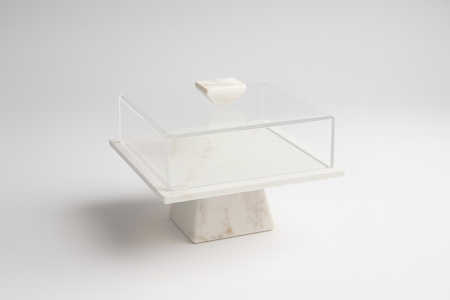 Présentoir carré en marbre blanc et plexi