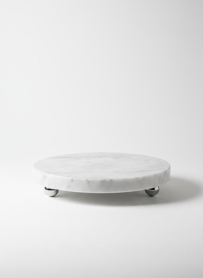 Support rond en marbre blanc avec pieds argentés 2