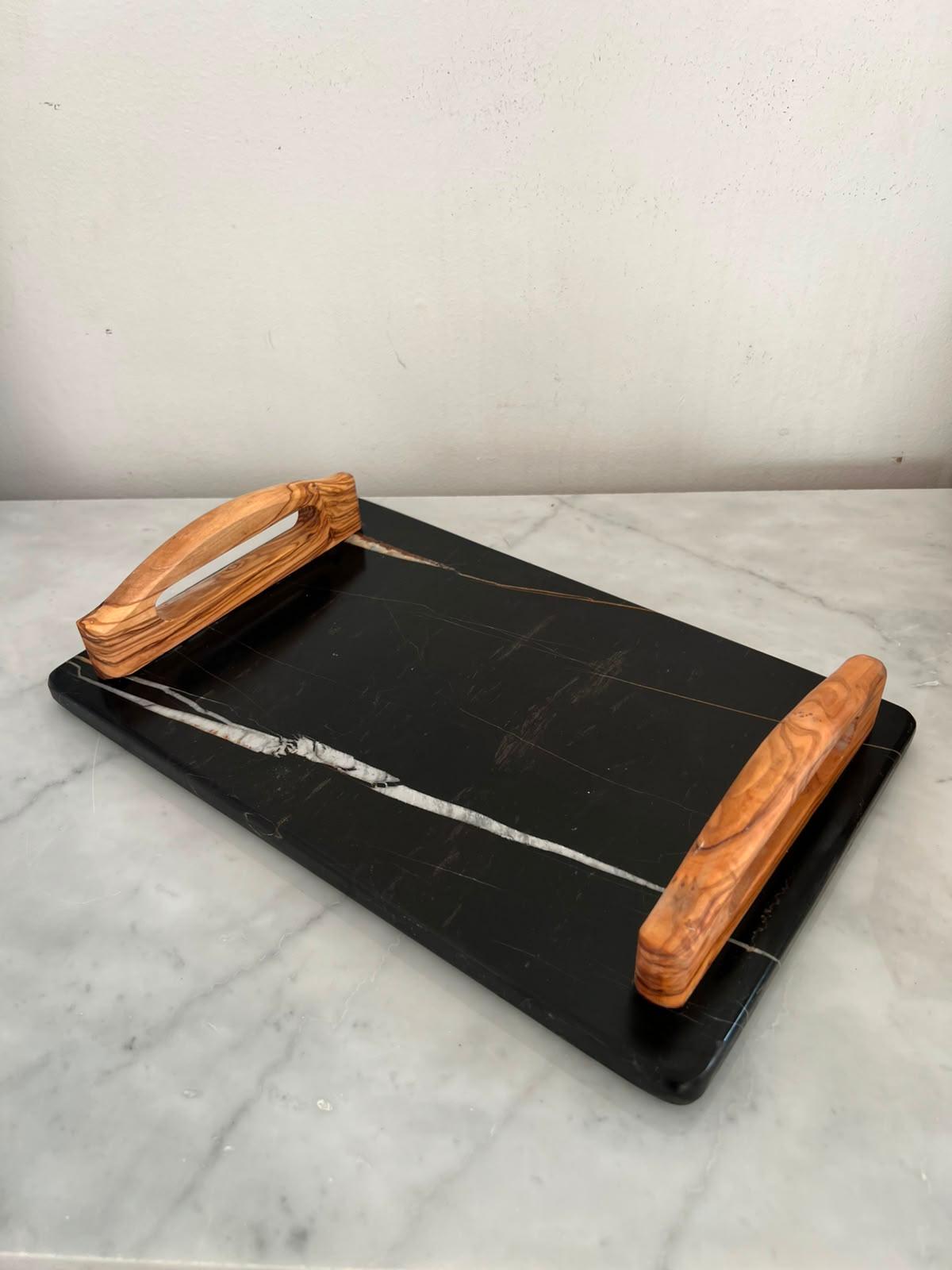 plateau rectanguilaire en marbre noir avec poignées bois