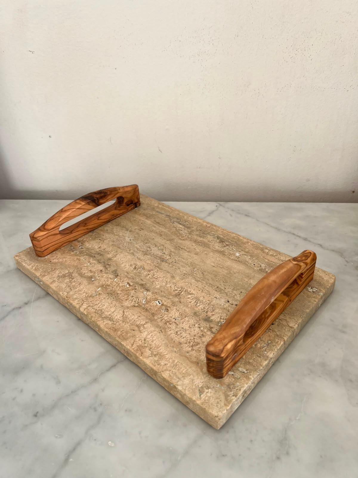 plateau rectanguilaire en marbre travertin avec poignées bois