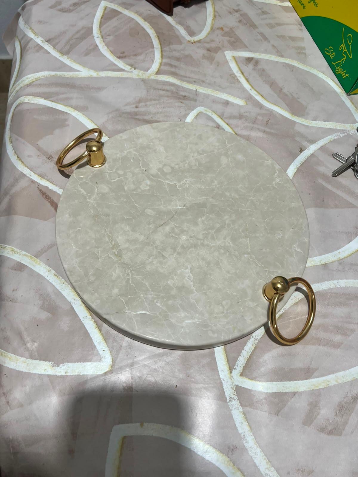 Plateau rond en marbre beige avec poignées boucles dorées 3