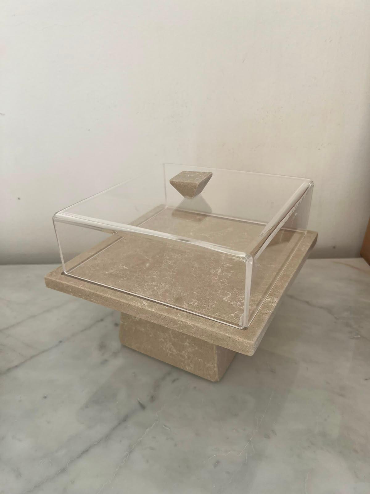Présentoir carré en marbre beige et plexi 4
