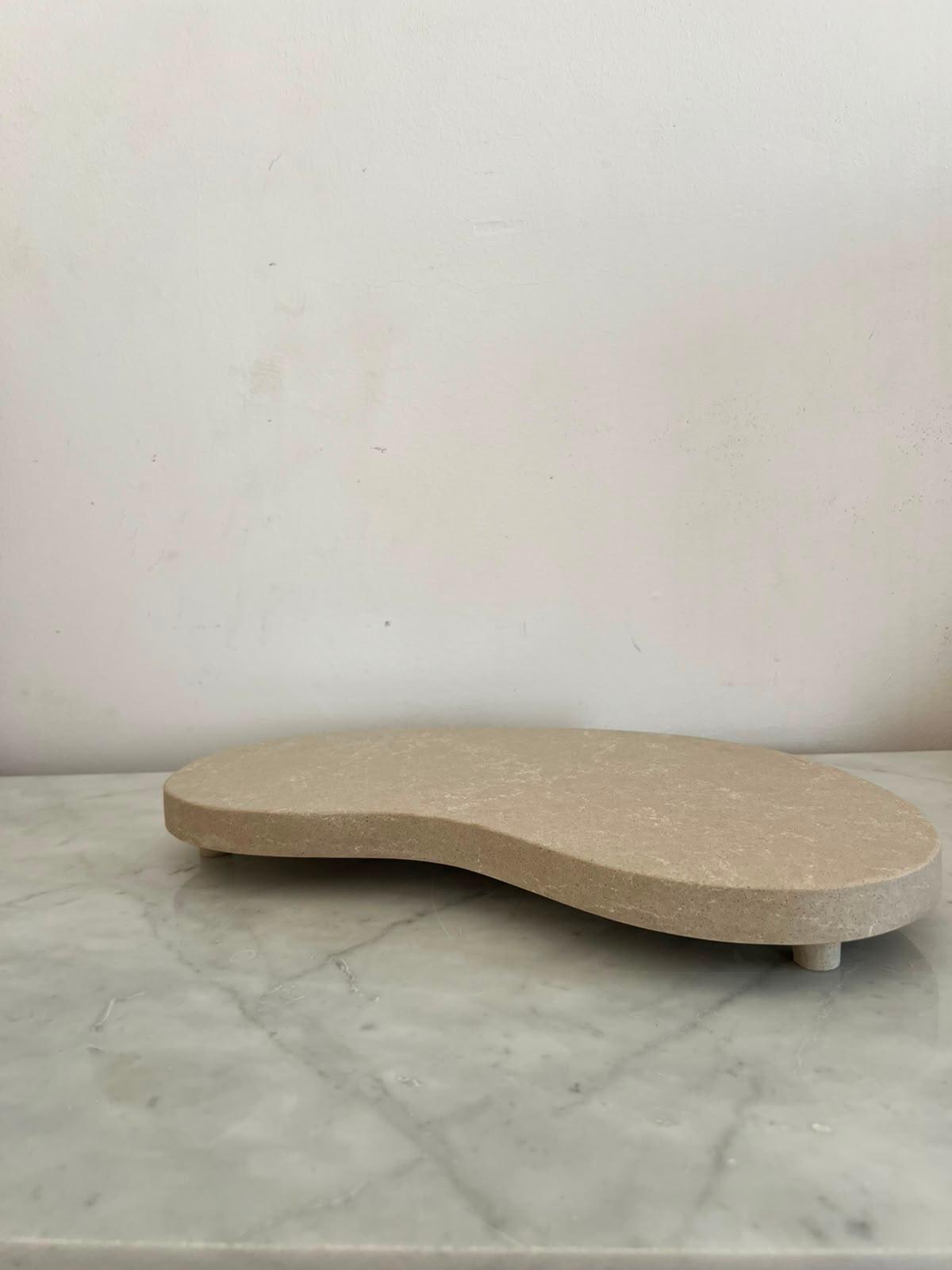 Support forme organique en marbre beige