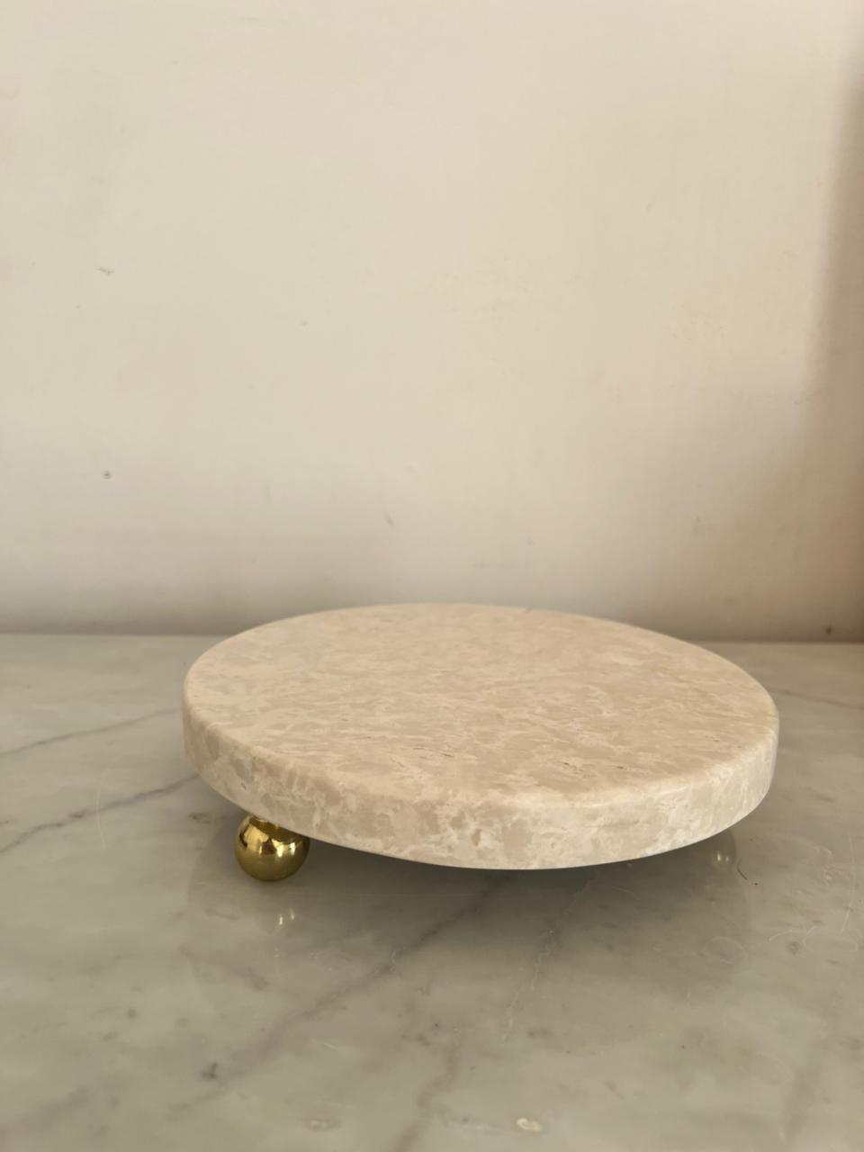 Support rond en marbre beige avec pieds dorées 4