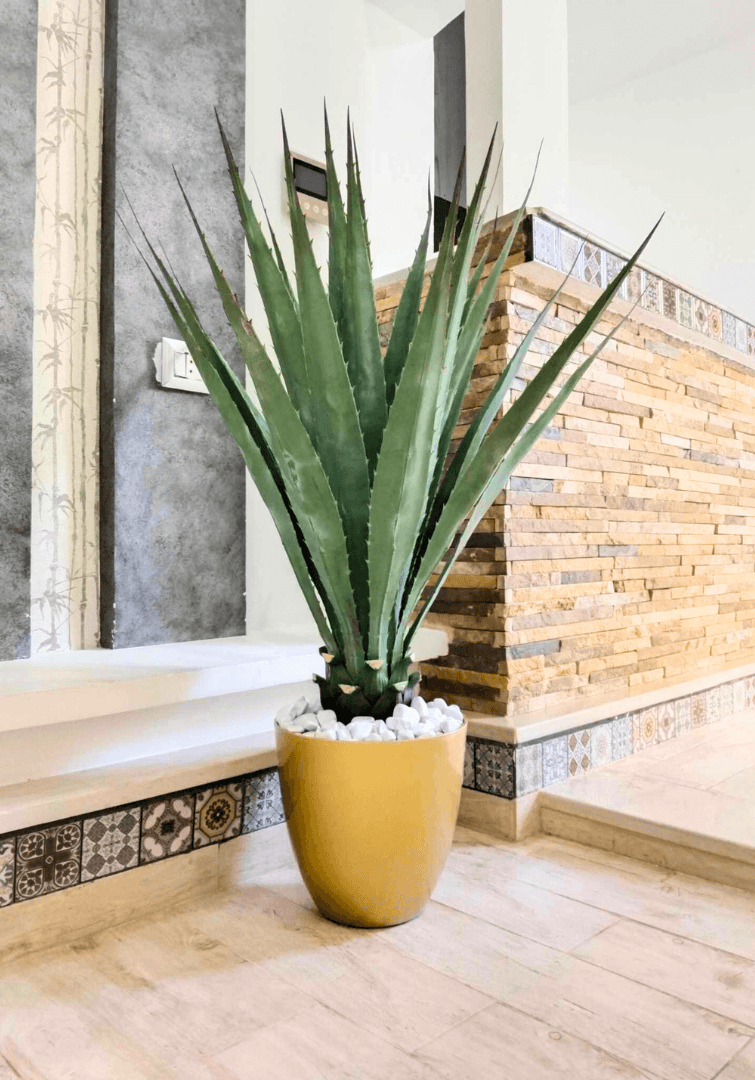 Agave américaine artificielle dans un pot doré G27