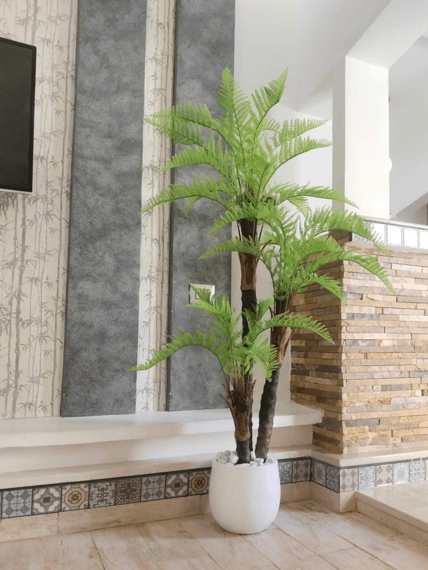 Palmier artificiel composé de 3 troncs avec pot en céramique – hauteur 1.9m – D62
