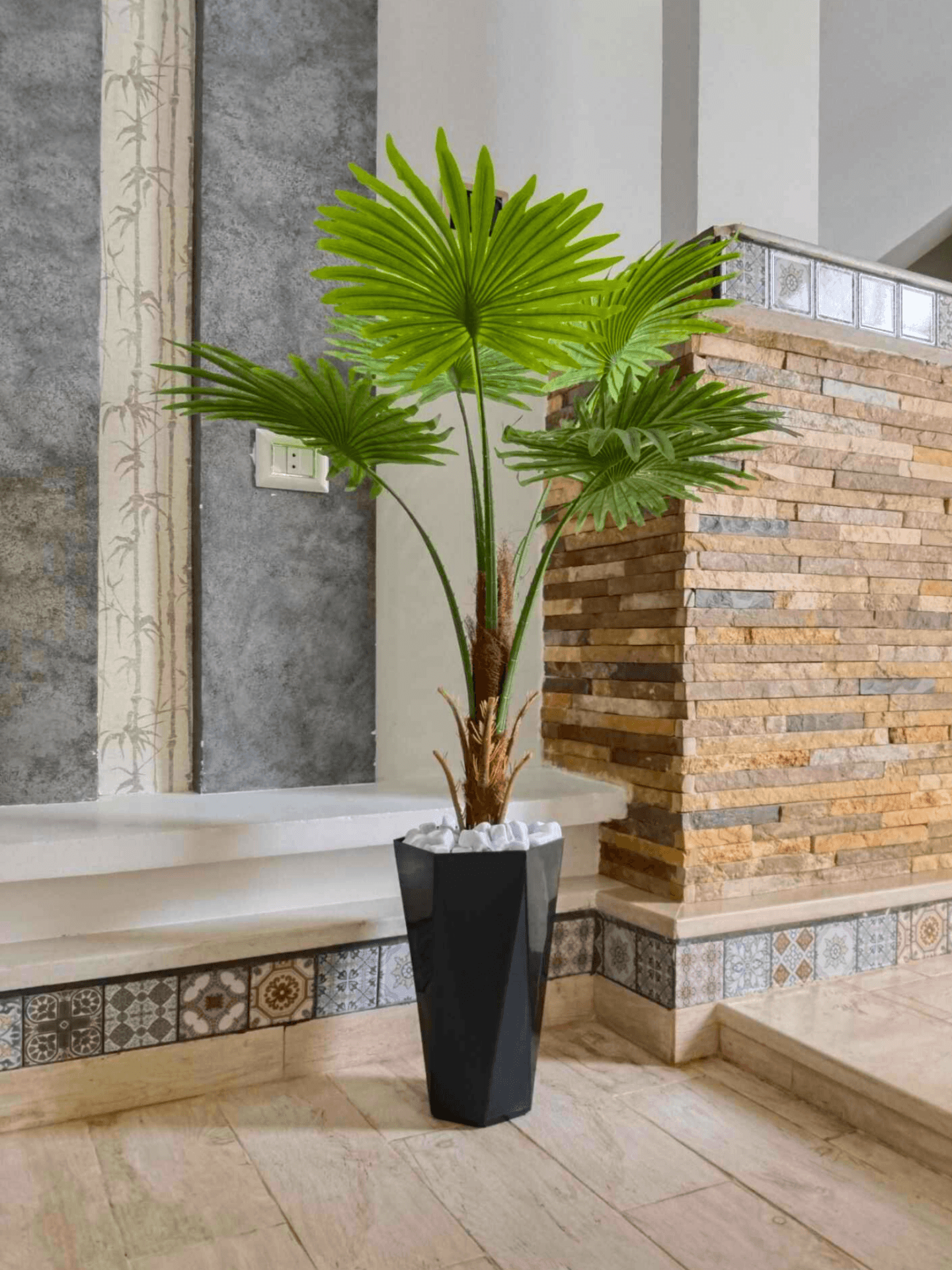 Palmier artificiel en éventail faux phénix tropical en long pot plastique noir et galets – hauteur 1.35m – D128